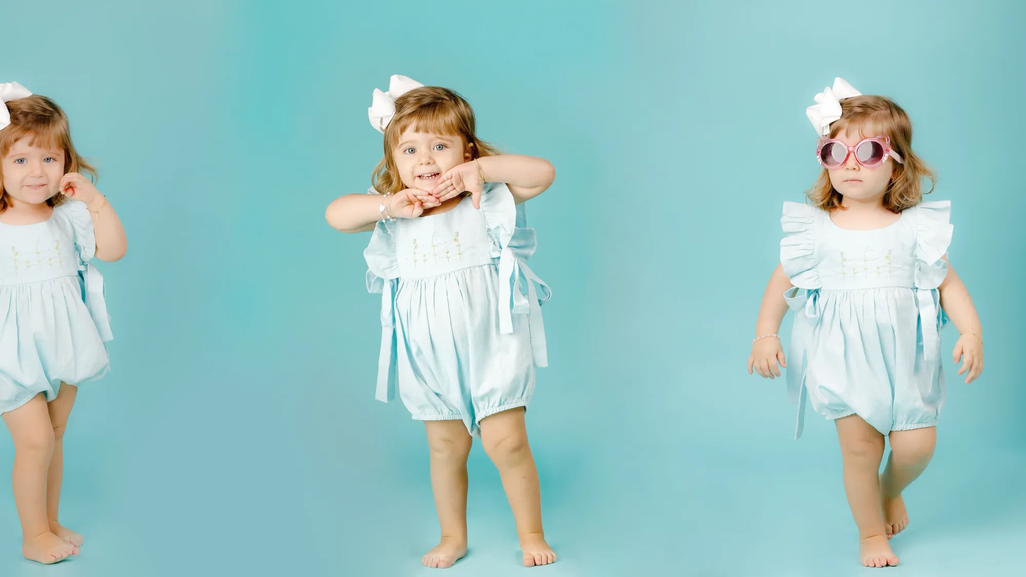 Menina de laço branco posando em fundo azul no estúdio