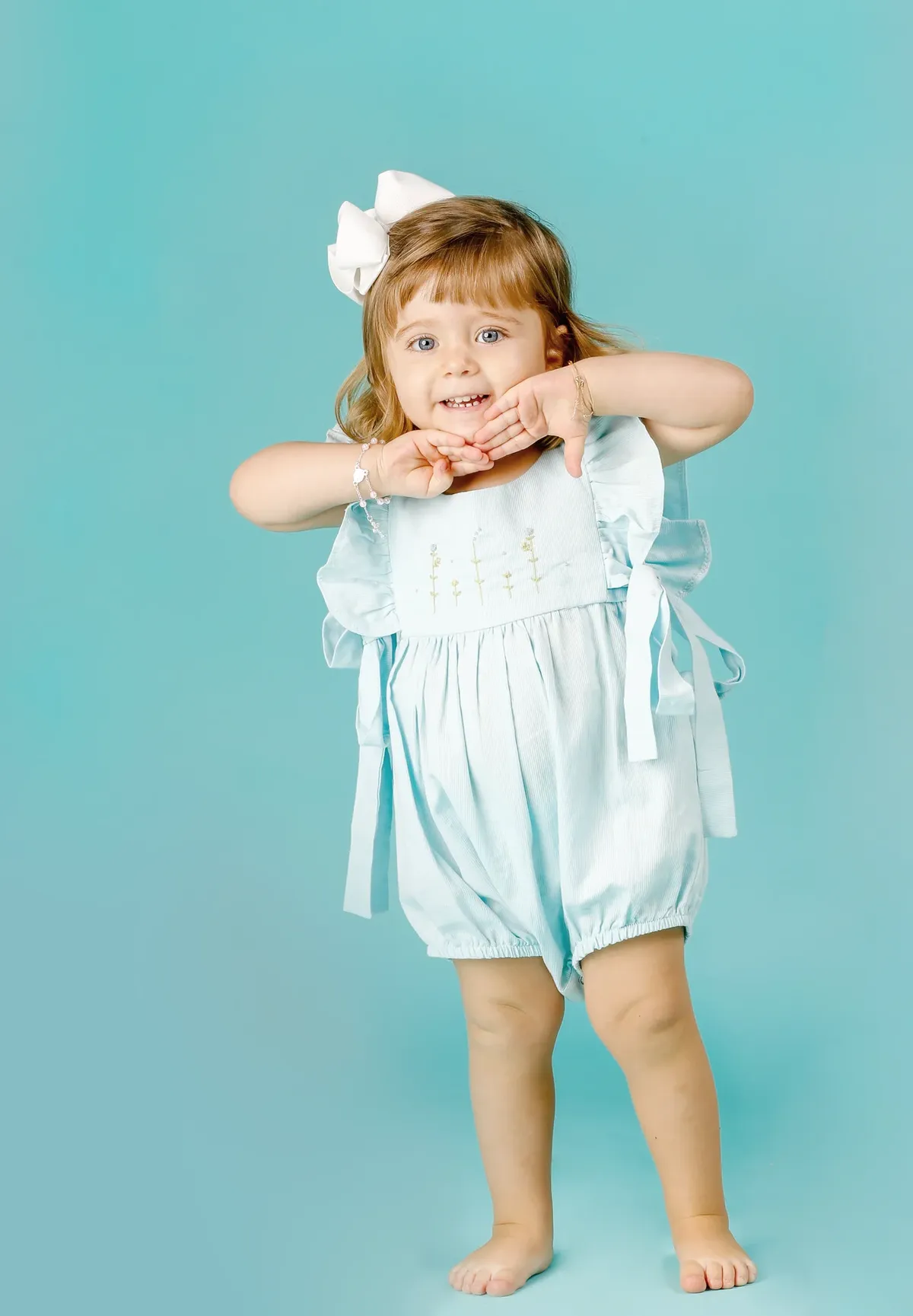 Menina posando em ensaio infantil no estúdio